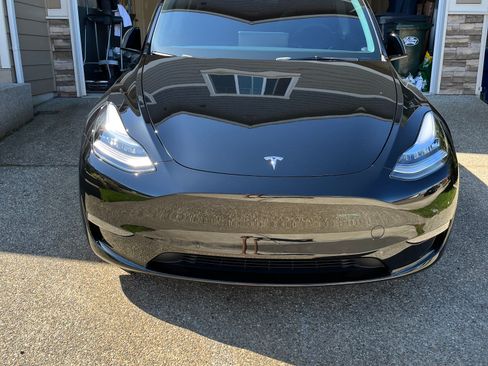 Used 2022 Tesla Model Y Long Range image 16