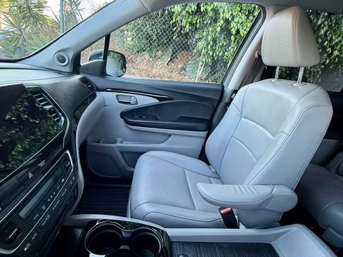 Used 2019 Honda Pilot Touring image 6