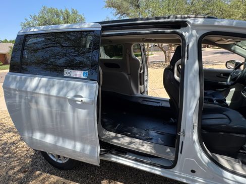 Used 2021 Chrysler Voyager Lxi FWD image 4