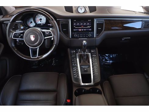 Used 2017 Porsche Macan Turbo image 23