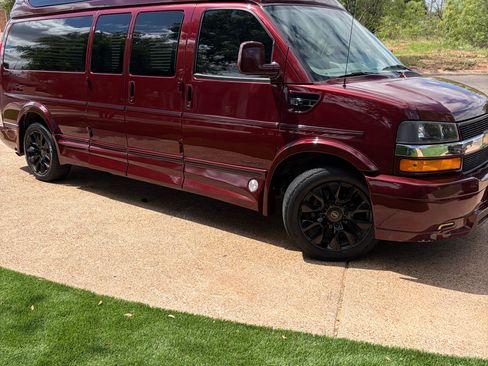 Used 2022 Chevrolet Express 2500 Extended w/ Enhanced Convenience Package image 4