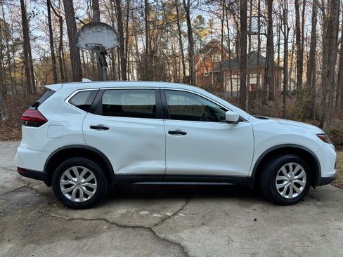 Used 2018 Nissan Rogue S image 2