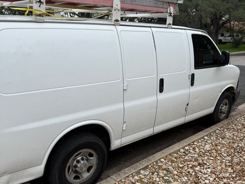Used 2009 Chevrolet Express 2500 RWD image 2
