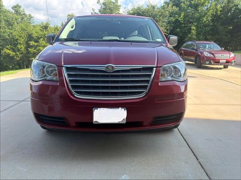 Used 2010 Chrysler Town & Country LX w/ PWR Convenience Group FWD image 1