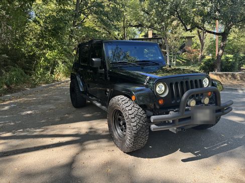 Used 2012 Jeep Wrangler Unlimited Sahara w/ Connectivity Group AWD/4WD image 1