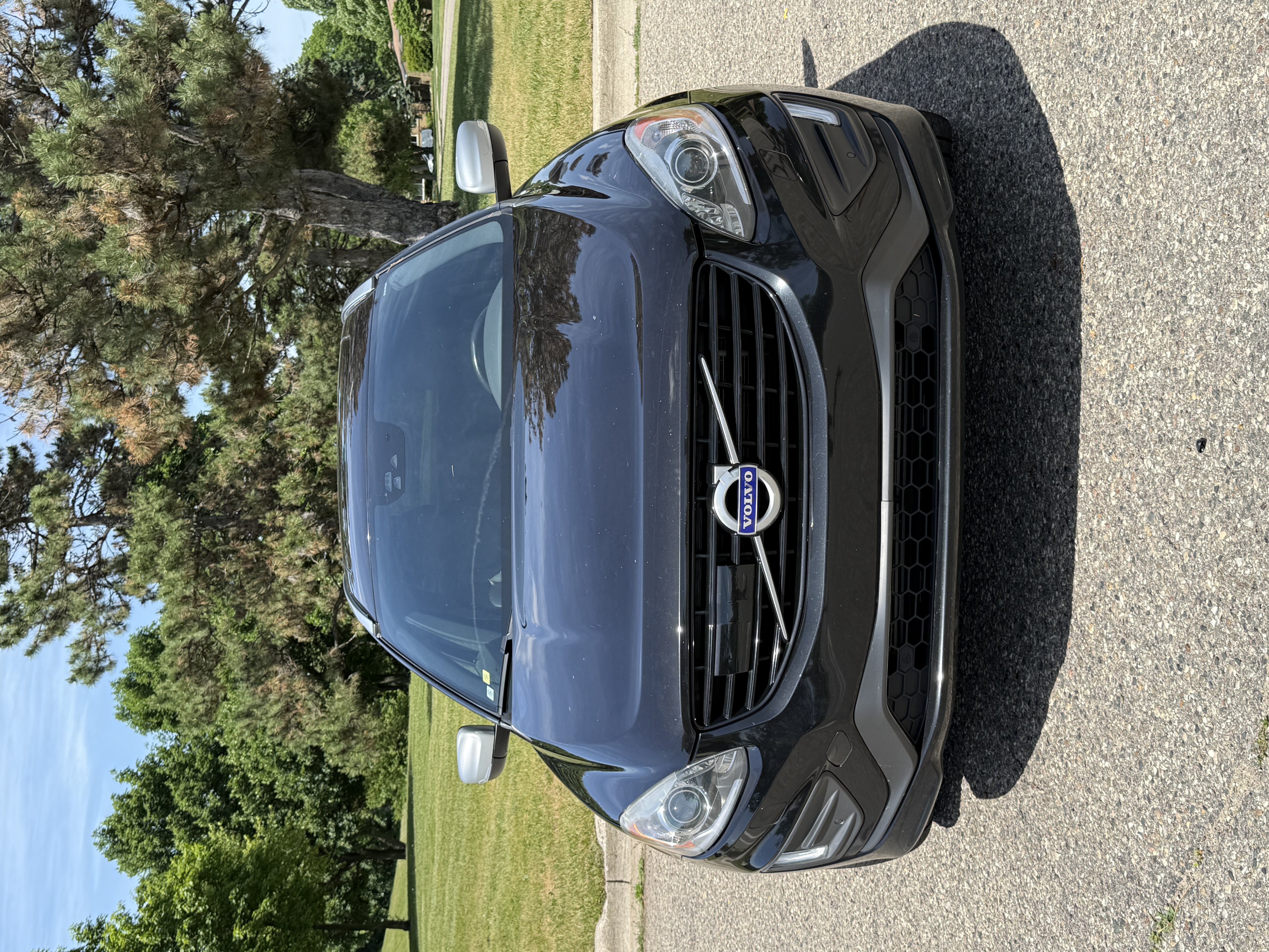 Used 2017 Volvo XC60 T6 R-Design w/ Protection Package AWD/4WD image 2
