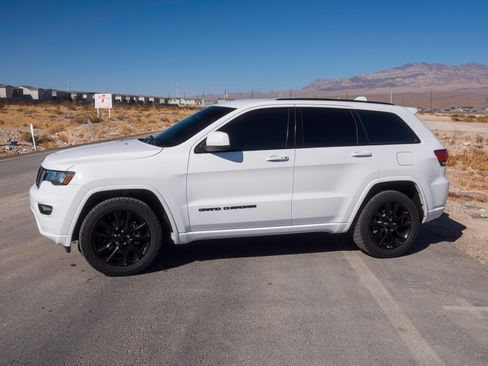Used 2019 Jeep Grand Cherokee Altitude image 2