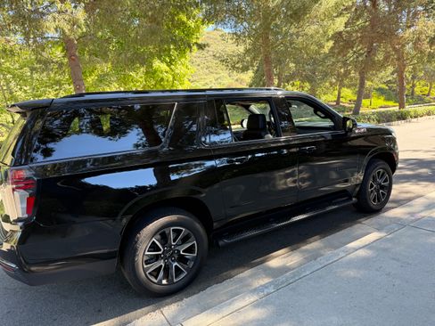 Used 2021 Chevrolet Suburban Z71 image 2