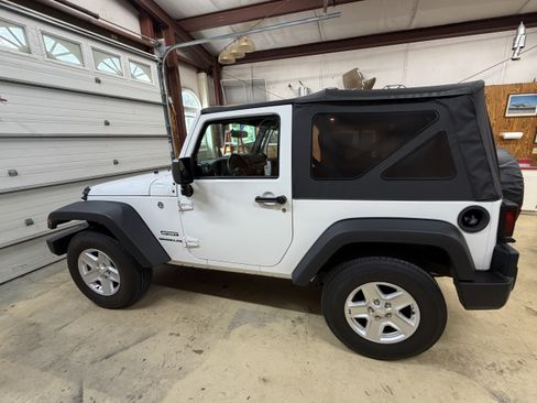 Used 2016 Jeep Wrangler Sport w/ Connectivity Group AWD/4WD image 22