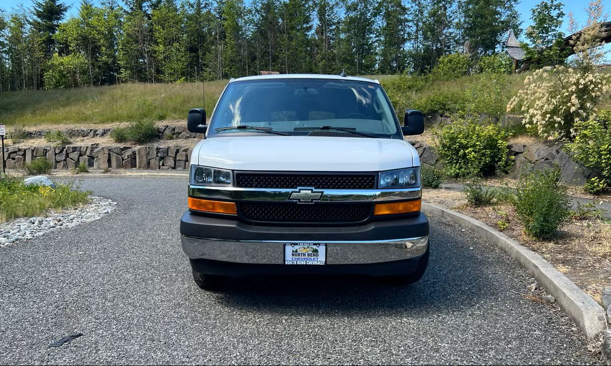 Used 2017 Chevrolet Express 3500 LT w/ LT Preferred Equipment Group RWD image 4