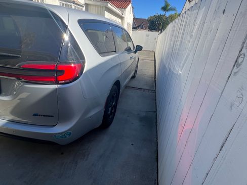 Used 2024 Chrysler Pacifica Limited image 20