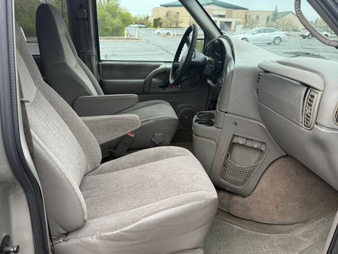 Used 2005 Chevrolet Astro Passenger AWD w/ LS Preferred Equipment Group image 8
