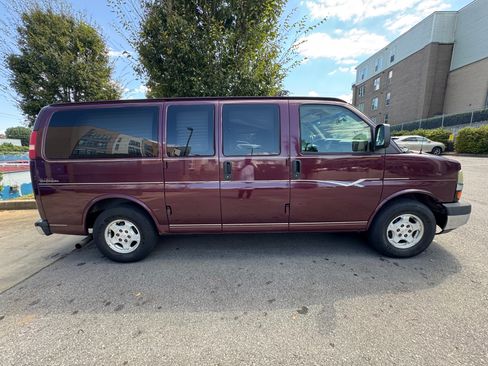 Used 2003 Chevrolet Express 1500 Van 3D w/ Preferred Equipment Group 4 image 2