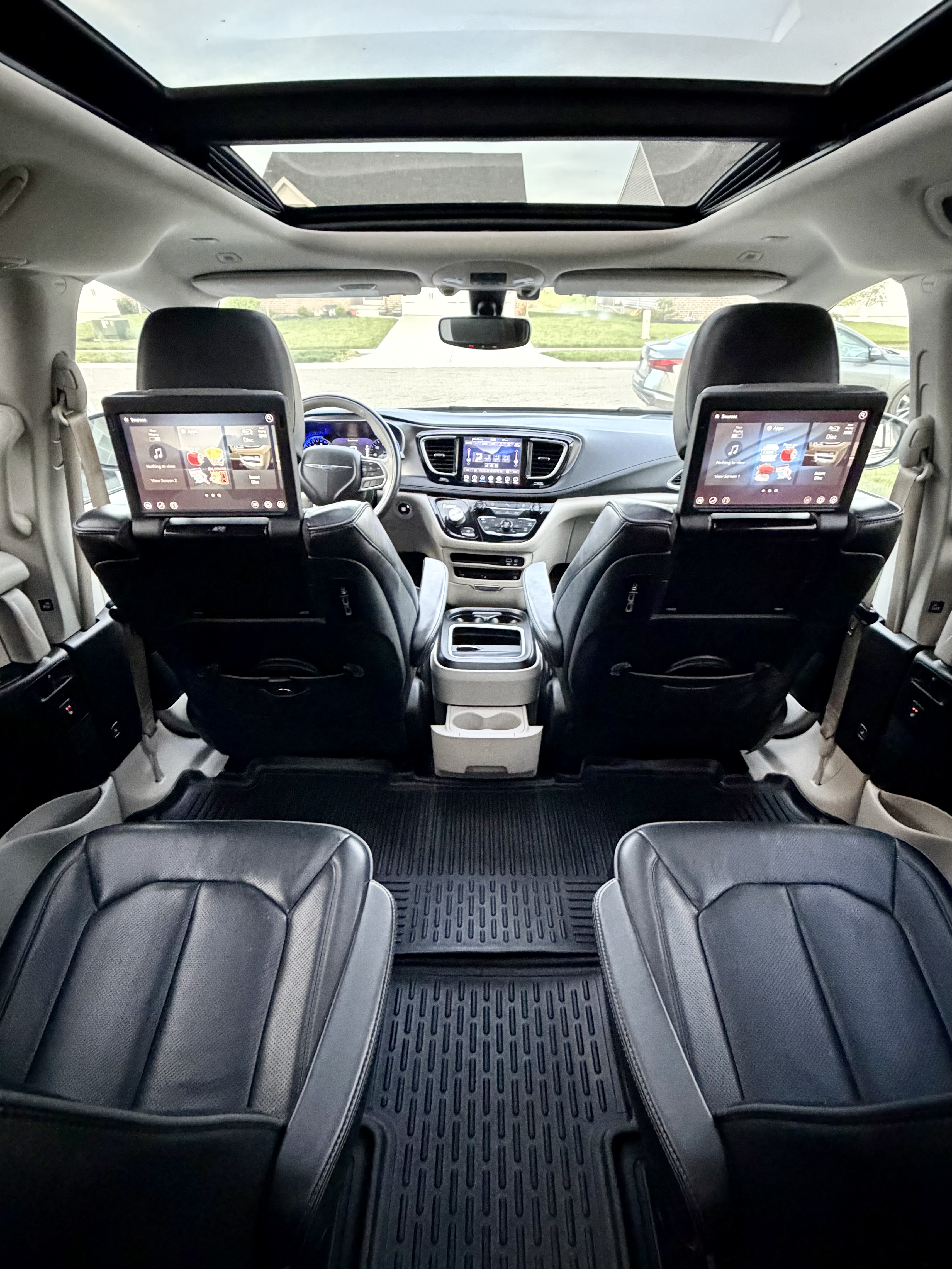 Used 2018 Chrysler Pacifica Limited w/ Tire & Wheel Group FWD image 17