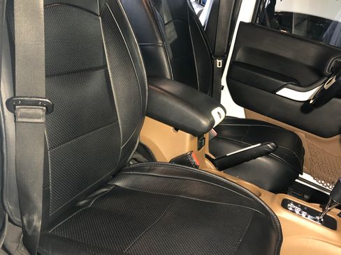 Used 2015 Jeep Wrangler Unlimited Sahara w/ Connectivity Group image 14