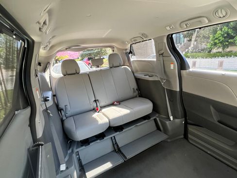 Used 2016 Toyota Sienna XLE w/ XLE Navigation Package image 9