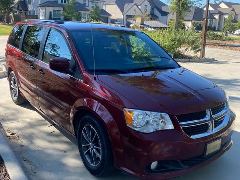 Used 2017 Dodge Grand Caravan SXT image 4