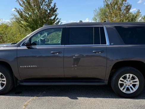 Used 2016 Chevrolet Suburban LT image 4