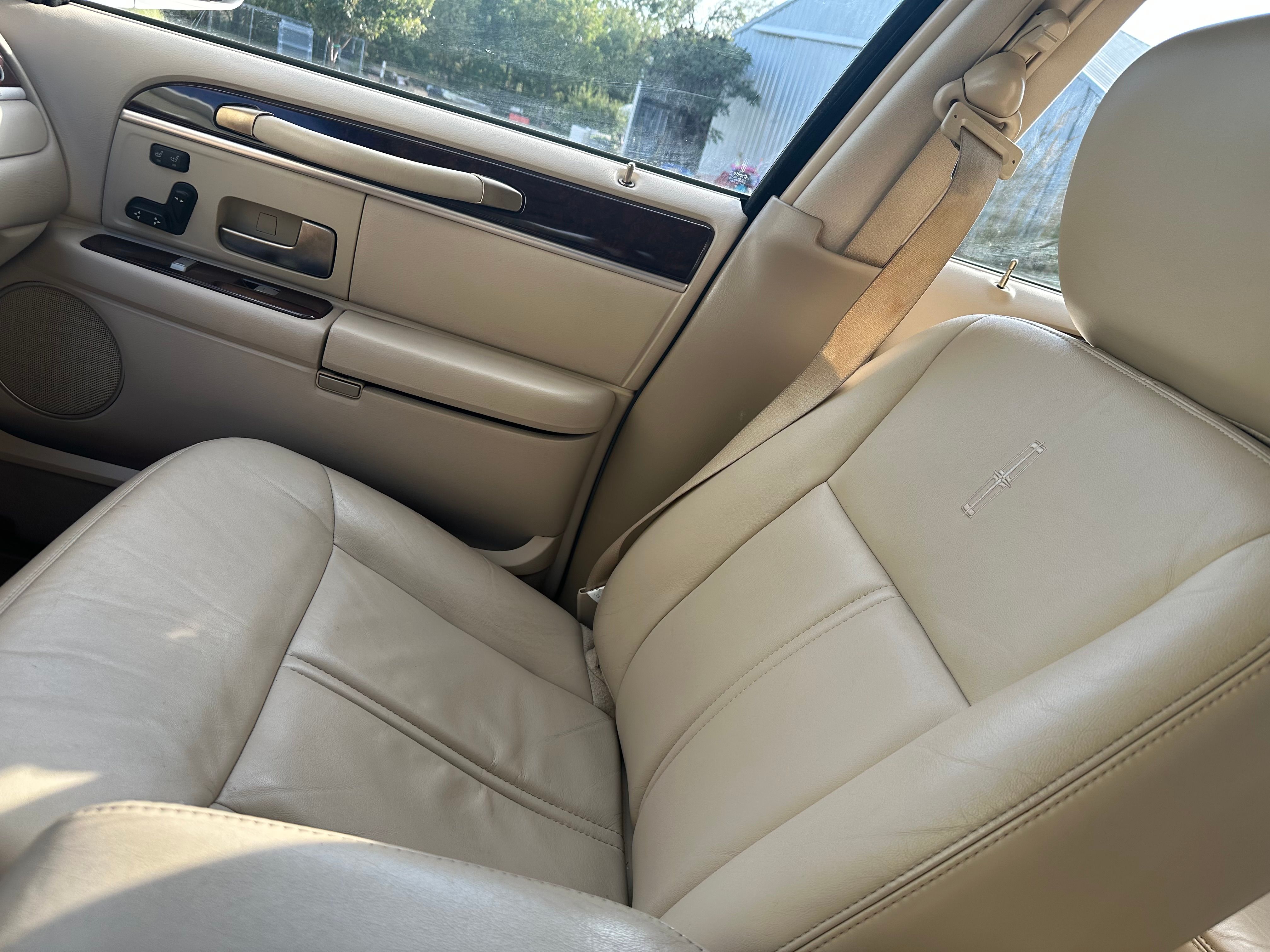 Used 2011 Lincoln Town Car Signature Limited RWD image 15