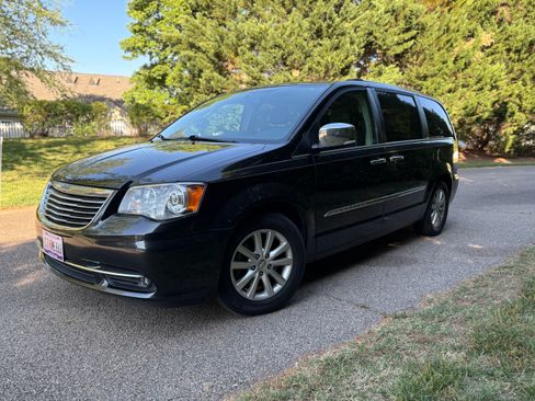 Used 2015 Chrysler Town & Country Limited Platinum FWD image 1