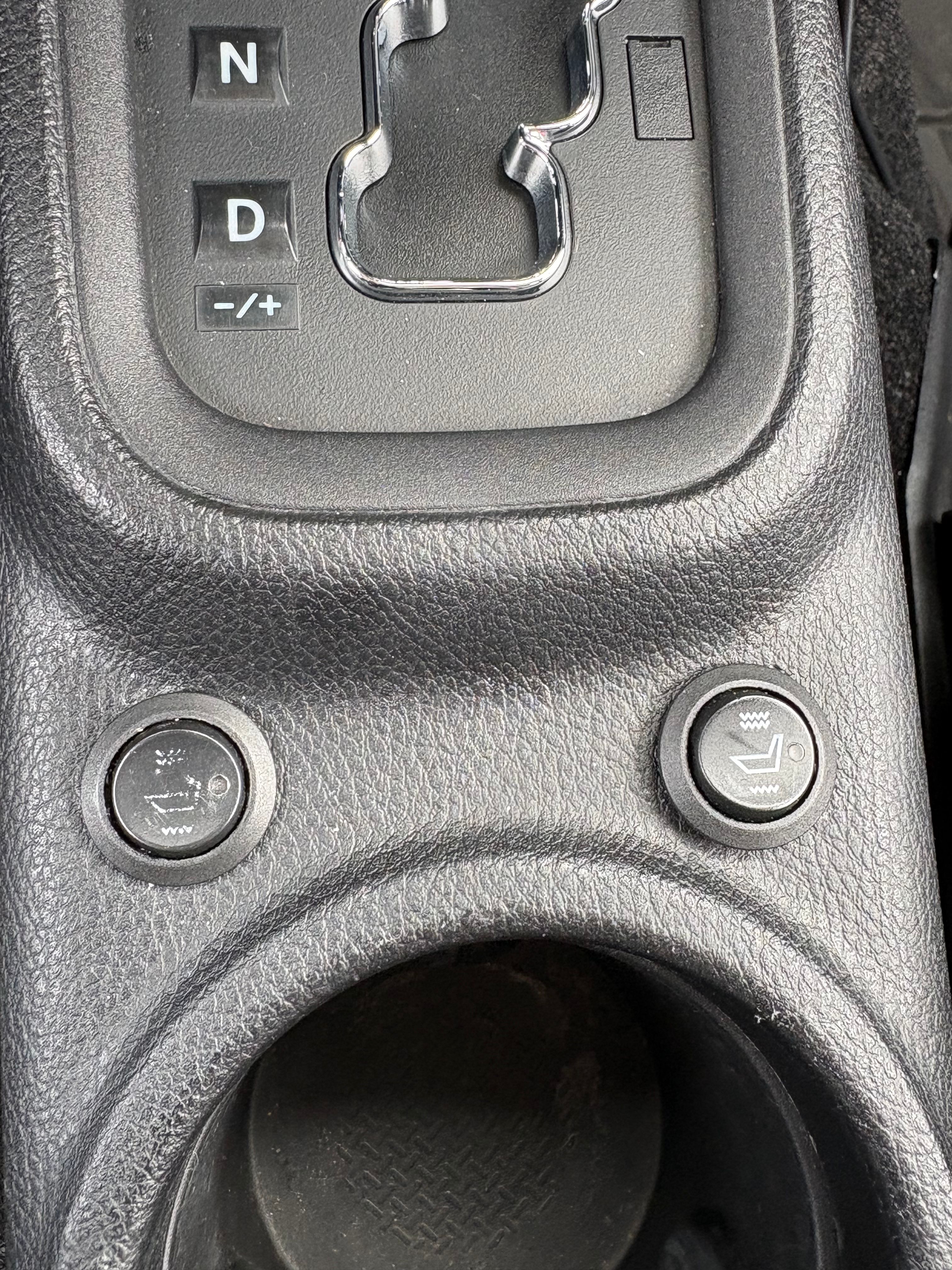 Used 2015 Jeep Wrangler Unlimited Sahara w/ Connectivity Group AWD/4WD image 10