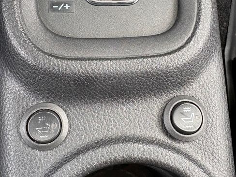 Used 2015 Jeep Wrangler Unlimited Sahara w/ Connectivity Group AWD/4WD image 10