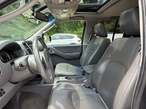 Used 2010 Nissan Frontier LE w/ LE Value Truck Pkg image 11