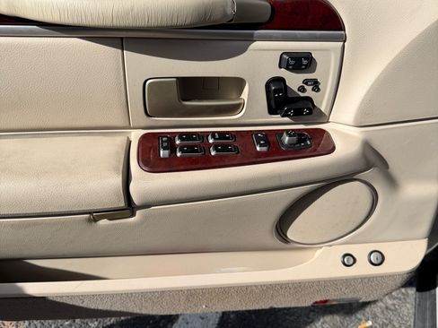 Used 2004 Lincoln Town Car Ultimate image 11