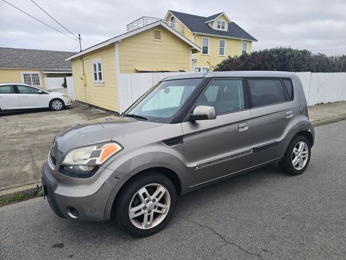 Used 2010 Kia Soul + image 6
