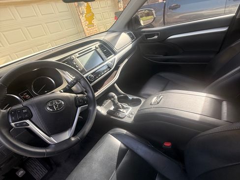 Used 2016 Toyota Highlander XLE FWD image 4