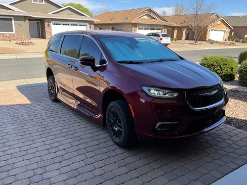 Used 2023 Chrysler Pacifica Touring-L image 9