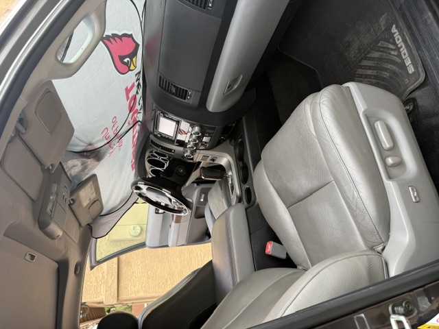 Used 2015 Toyota Sequoia Platinum RWD image 2