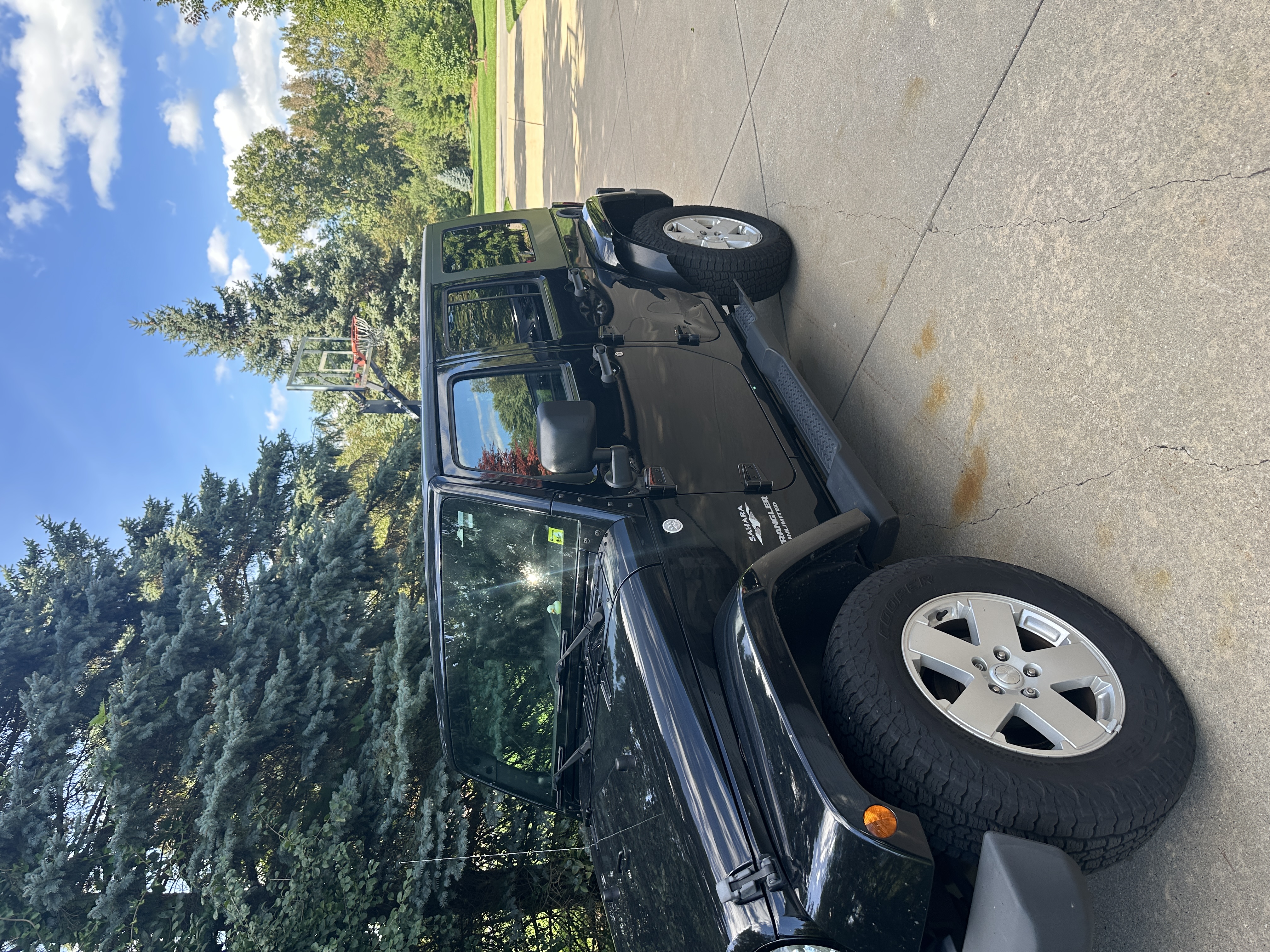 Used 2010 Jeep Wrangler Unlimited Sahara w/ Dual Top Group AWD/4WD image 4