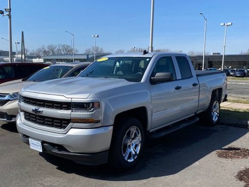 Used 2018 Chevrolet Silverado 1500 Custom w/ Custom Value Package image 2