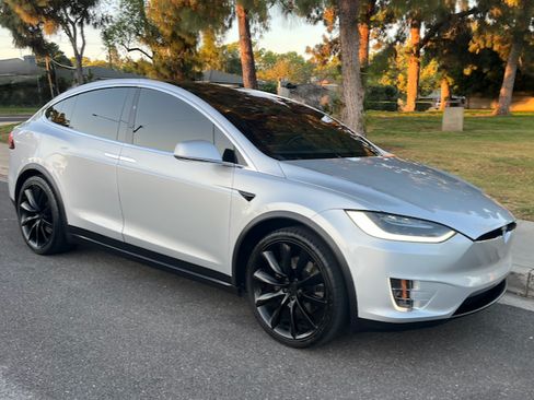 Used 2017 Tesla Model X 75D image 1