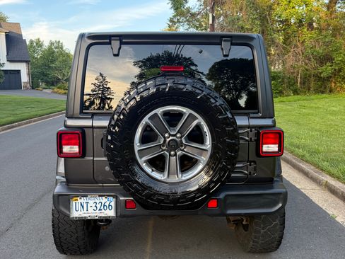 Used 2019 Jeep Wrangler Unlimited Sahara AWD/4WD image 5