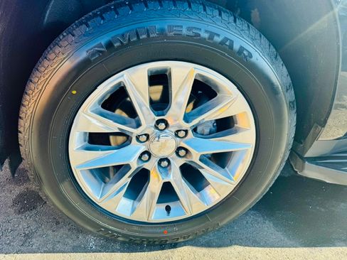 Used 2023 Chevrolet Suburban Premier image 12