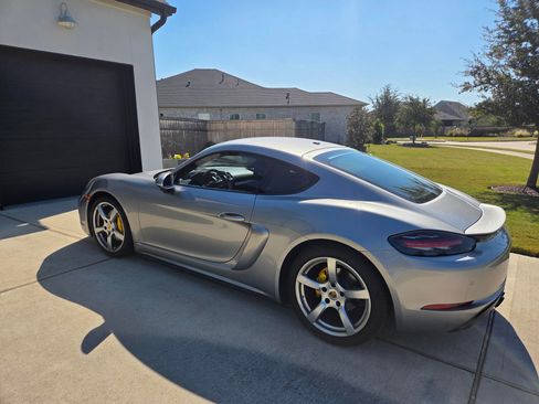 Used 2019 Porsche 718 Cayman image 8