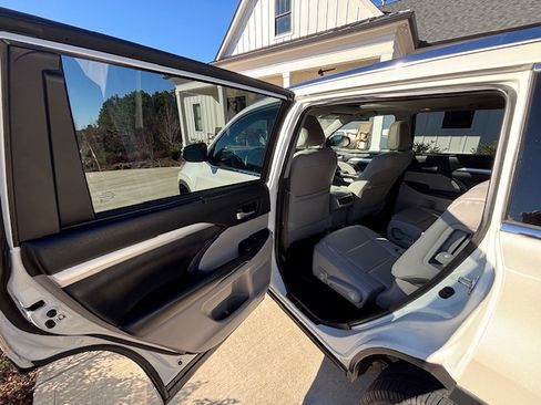 Used 2019 Toyota Highlander XLE image 12