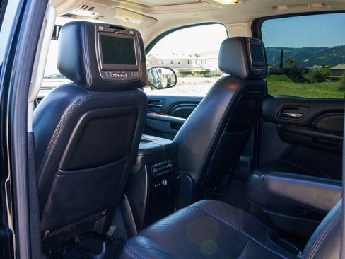 Used 2012 Cadillac Escalade ESV Luxury image 9