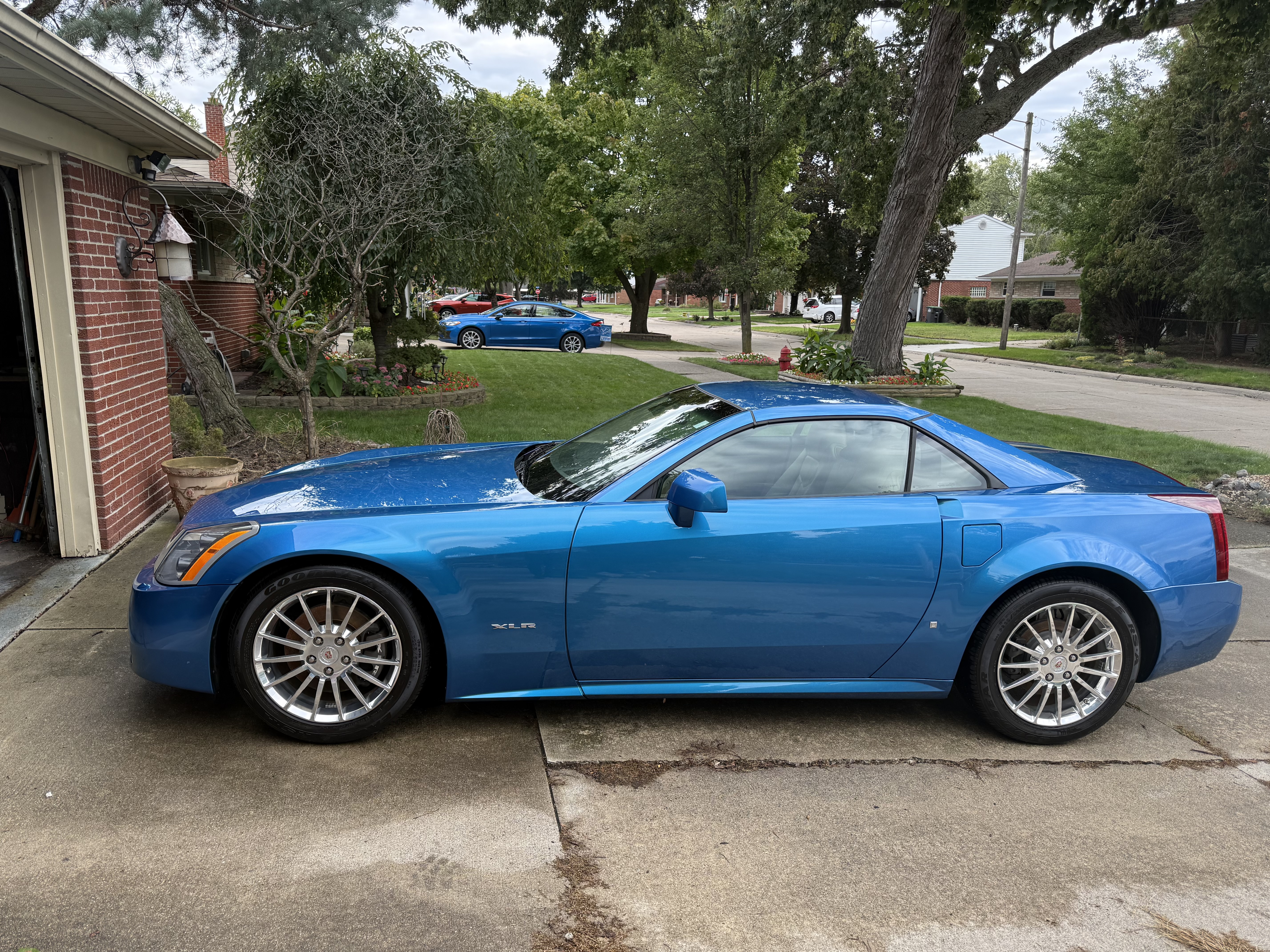 Used 2008 Cadillac XLR RWD image 2
