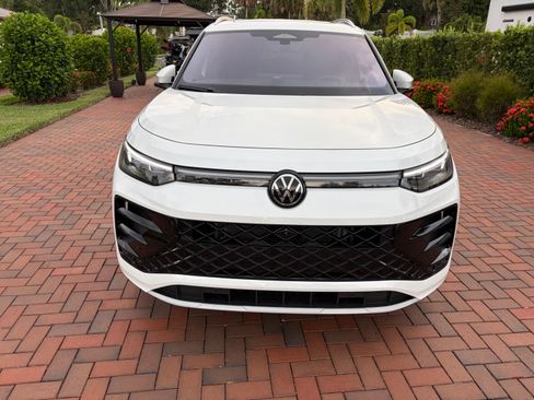 Used 2025 Volkswagen Tiguan SEL R-Line AWD/4WD image 2