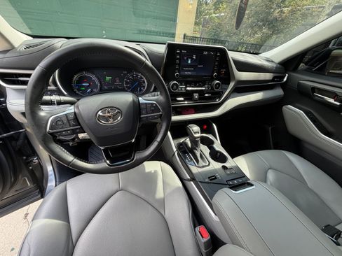 Used 2020 Toyota Highlander XLE AWD/4WD image 6