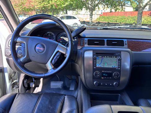 Used 2007 GMC Yukon SLT w/ SLT Preferred Equipment Group AWD/4WD image 12