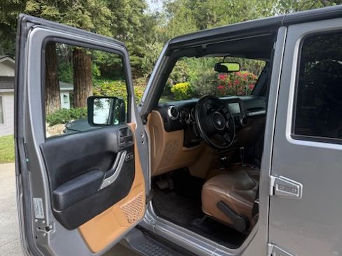 Used 2017 Jeep Wrangler Unlimited Sahara w/ Connectivity Group AWD/4WD image 16