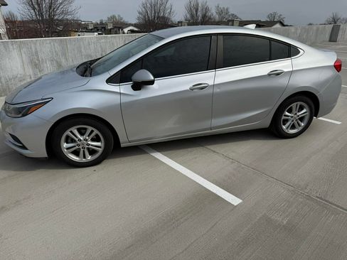 Used 2018 Chevrolet Cruze LT w/ Convenience Package image 2