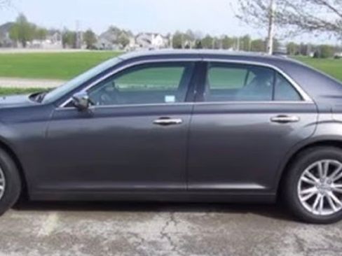 Used 2018 Chrysler 300 Touring RWD image 1