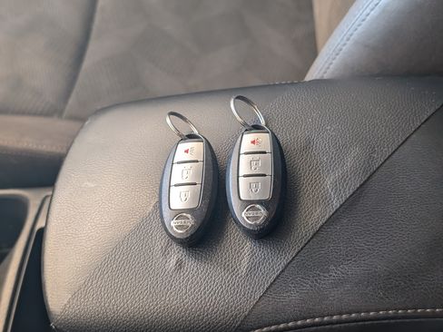 Used 2016 Nissan Rogue SV image 2