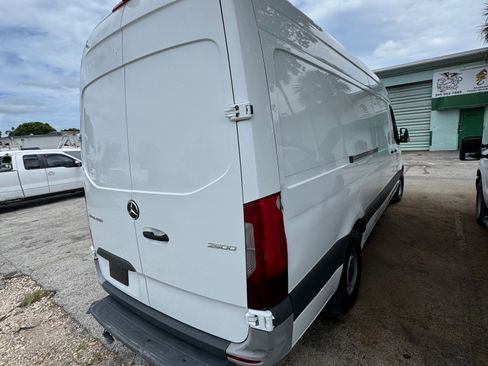 Used 2021 Mercedes-Benz Sprinter 2500 image 9