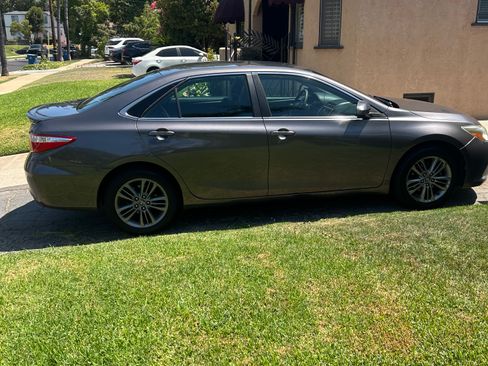 Used 2017 Toyota Camry SE FWD image 6